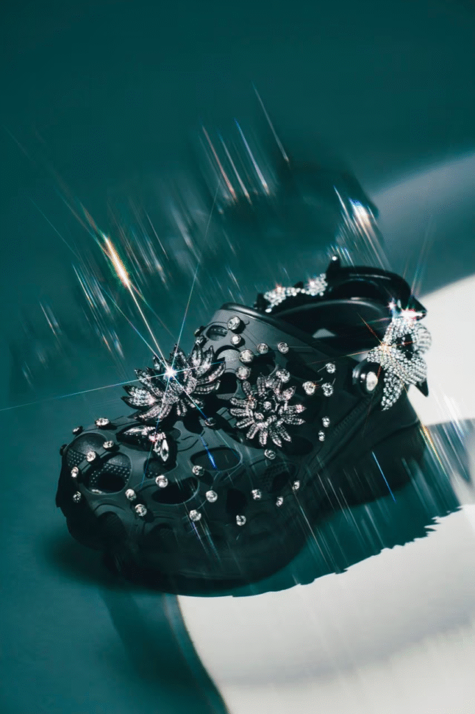 Crocs e Swarovski lançam collab com modelos cravejados de cristais