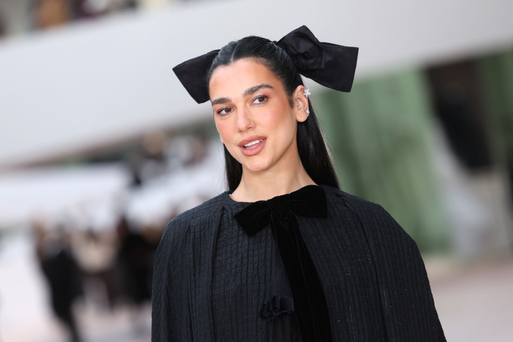 Dua Lipa volta ao Brasil com a turnê “Radical Optimism Tour” em novembro de 2025