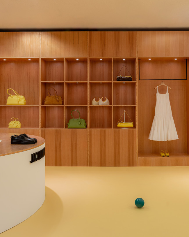 Jacquemus e Neiman Marcus lançam experiência imersiva de boliche na loja NorthPark, em Dallas