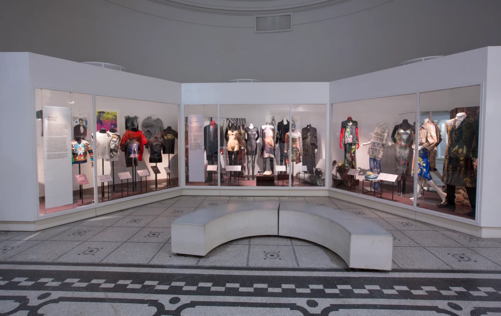 Burberry anuncia parceria com o V&A Museum para reformular a icônica Fashion Gallery, futura The Burberry Gallery
