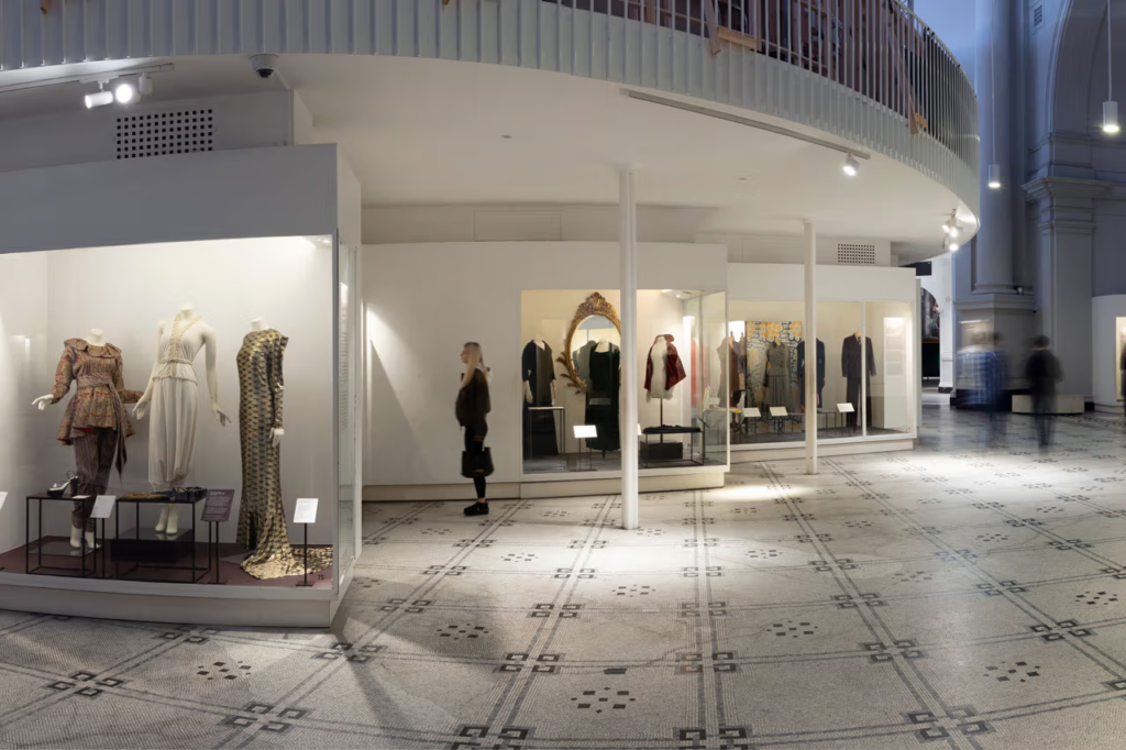 Burberry anuncia parceria com o V&A Museum para reformular a icônica Fashion Gallery, futura The Burberry Gallery