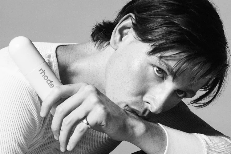 Harris Dickinson é o 1º modelo masculino da Rhode em nova campanha com Hailey Bieber