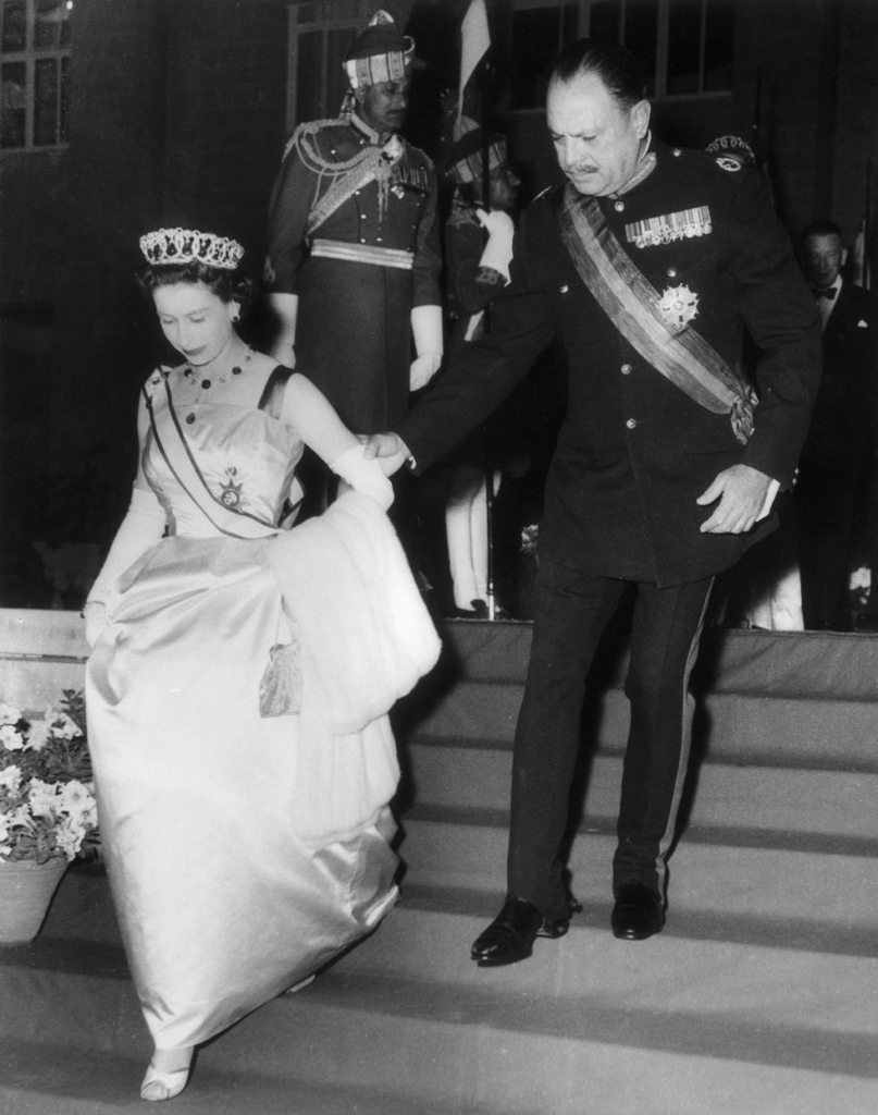 Rainha Elizabeth II será homenageada com a maior exposição de moda de sua história