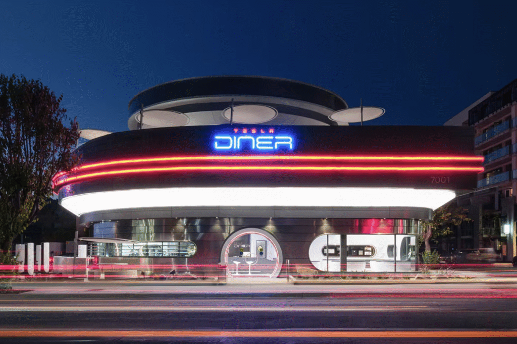 Tesla Diner: estação de recarga, cinema drive-in e experiência retrô futurista