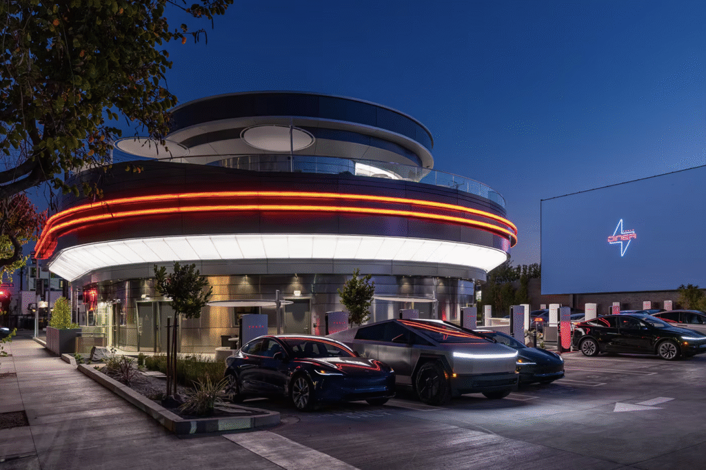 Tesla Diner: estação de recarga, cinema drive-in e experiência retrô futurista