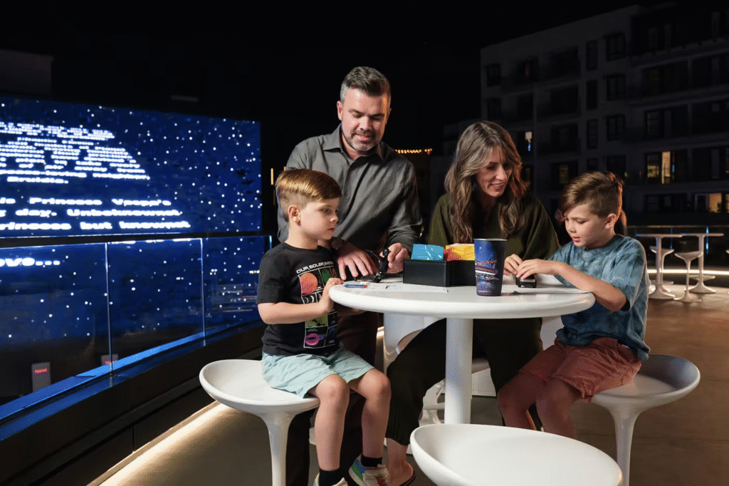 Tesla Diner: estação de recarga, cinema drive-in e experiência retrô futurista