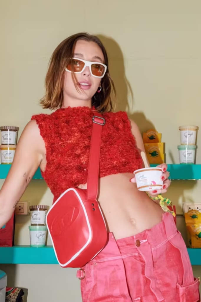 Guarda-roupa de Emma Chamberlain disponível no eBay