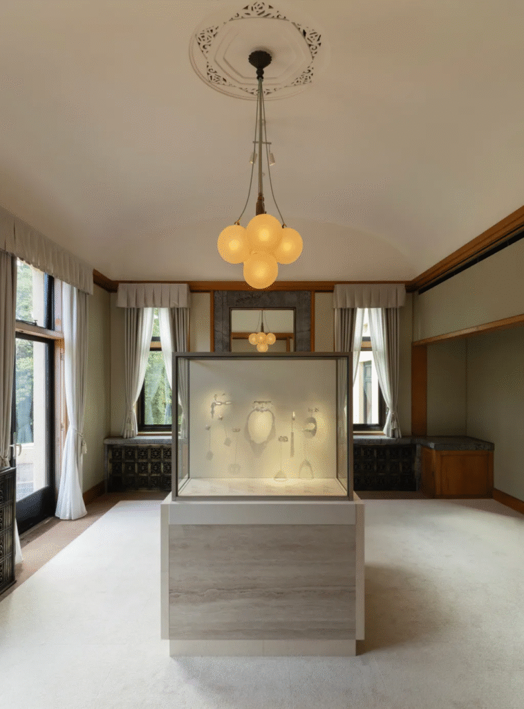 Van Cleef & Arpels celebra 100 anos do Art Déco com exposição em Tóquio