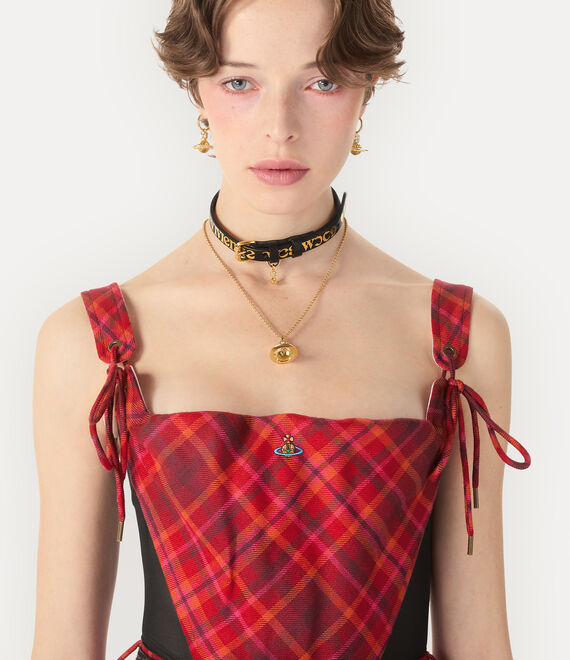 Vivienne Westwood celebra os 25 anos de NANA com uma coleção que une punk e feminilidade