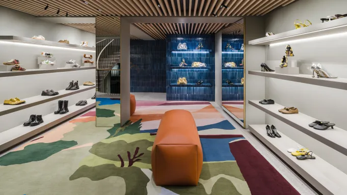 Loewe inaugura nova Casa Loewe na Avenue Montaigne e reforça presença de luxo em Paris