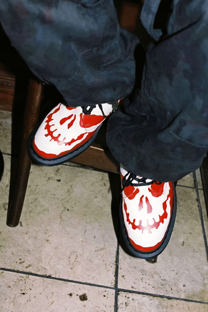 Supreme x Dr. Martens: colaboração traz nova versão do 1461 em 2025