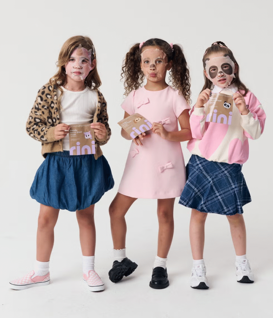 Shay Mitchell lança Rini, marca de skincare infantil inspirada em momentos mães e filhos
