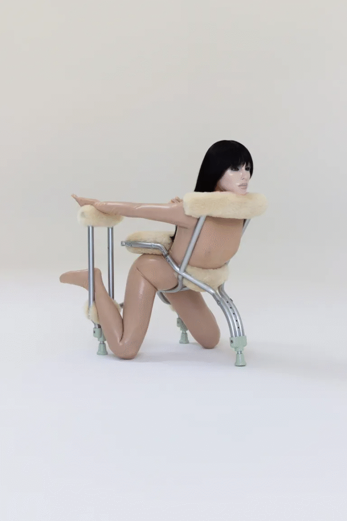 Bianca Censori BIO POP: artista estreia performance em Seul