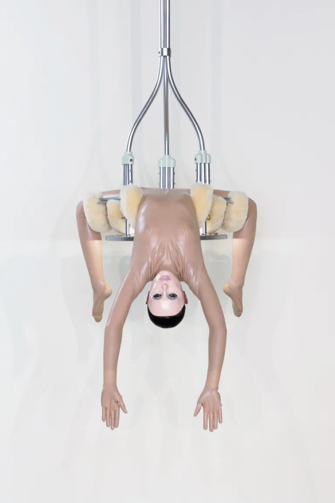 Bianca Censori BIO POP: artista estreia performance em Seul