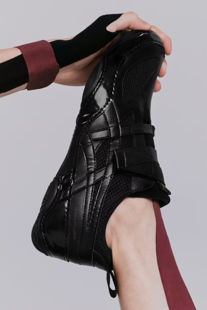 Issey Miyake x ASICS lança projeto de sneakers para 2026