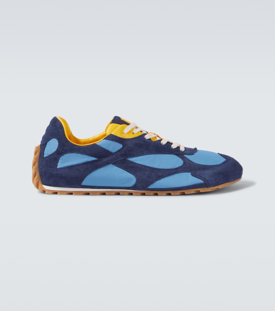 Bottega Veneta Orbit Flash leva o sneaker de luxo a um novo território ao unir trail, ballet e corrida retrô em um design ousado.