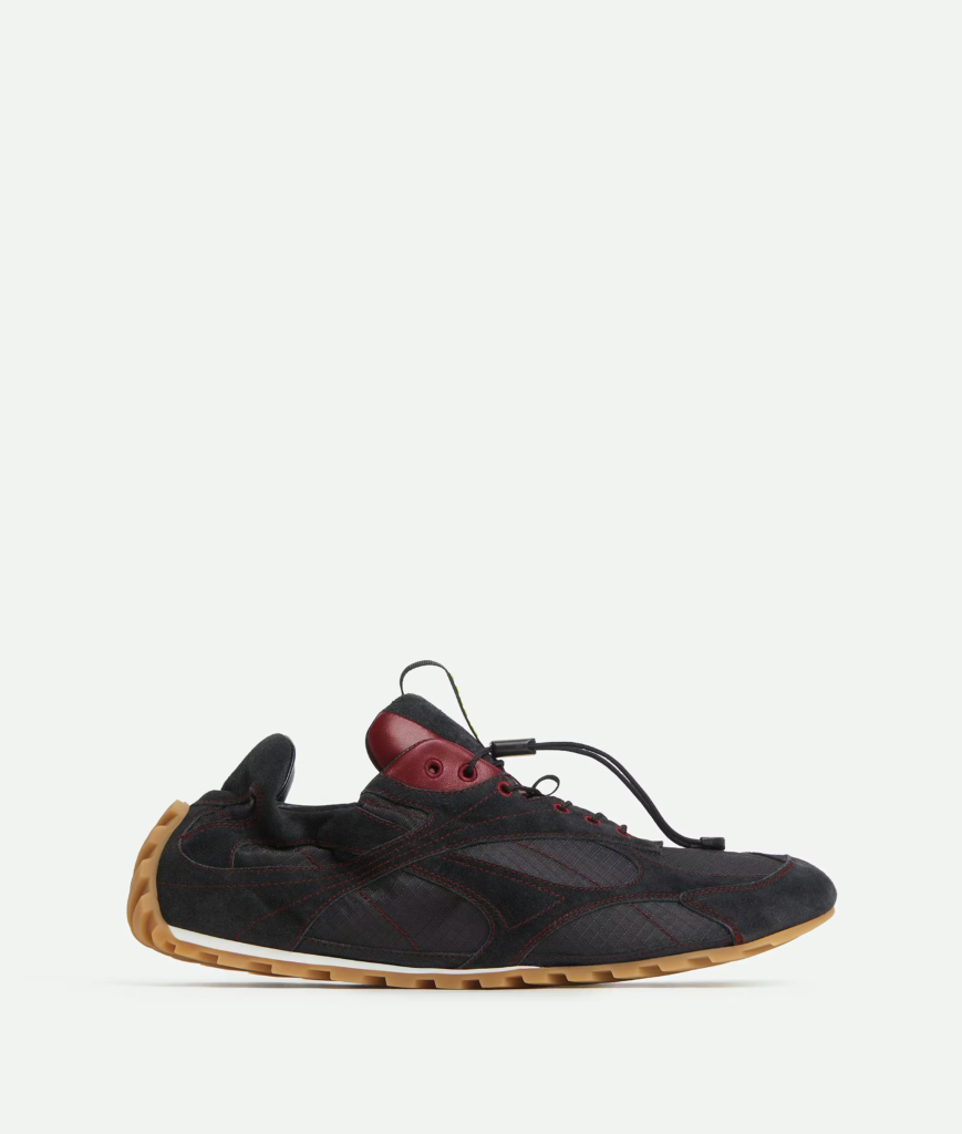 Bottega Veneta Orbit Flash leva o sneaker de luxo a um novo território ao unir trail, ballet e corrida retrô em um design ousado.
