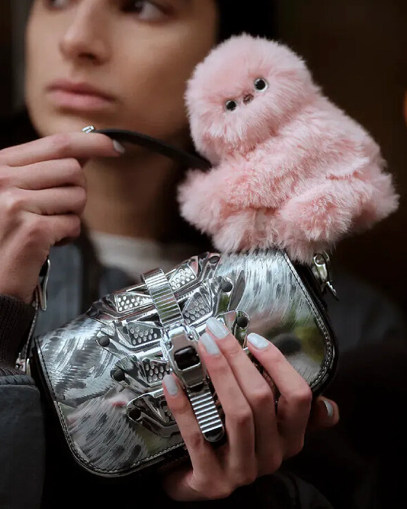 Mirumi mini attachable robot é um robô portátil que se prende a bolsas e reage a estímulos, unindo tecnologia, design e experiência emocional.