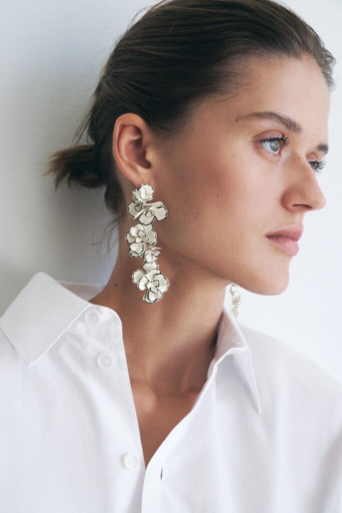 Flower earrings dominam o verão como acessório hype da estação