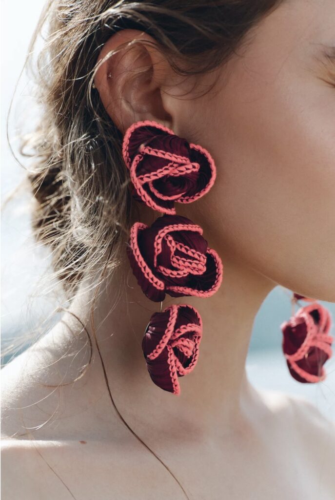 Flower earrings dominam o verão como acessório hype da estação