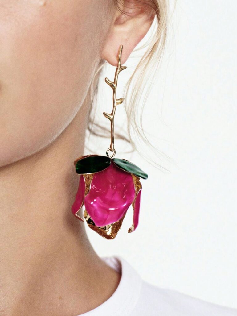 Flower earrings dominam o verão como acessório hype da estação