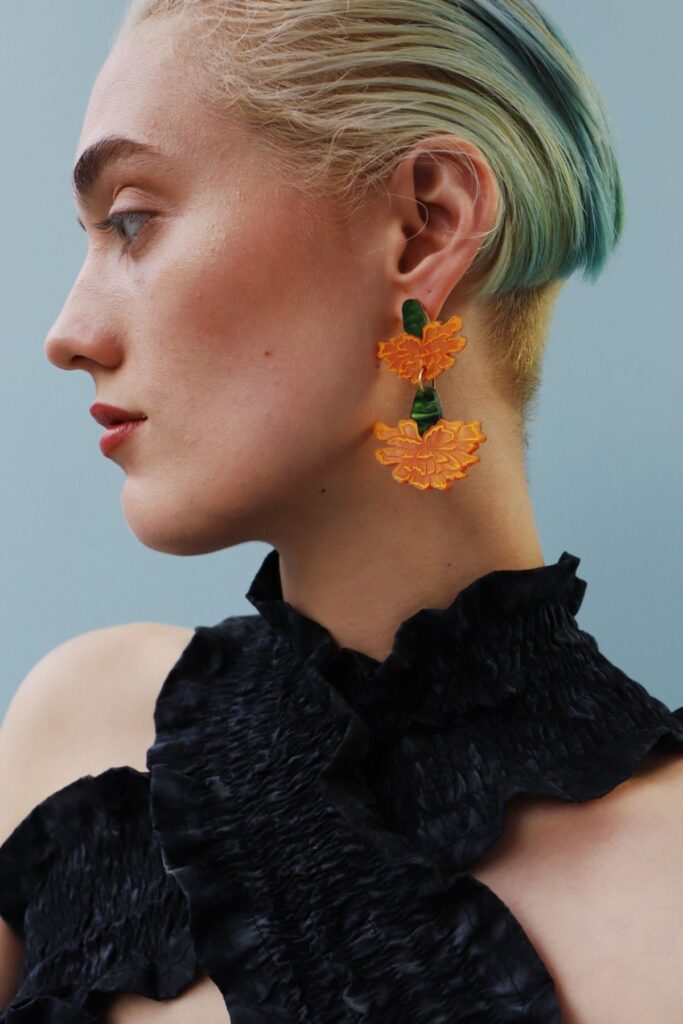 Flower earrings dominam o verão como acessório hype da estação