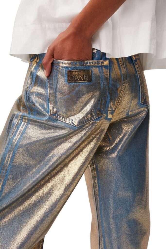 Coated jeans voltam à moda com estética urbana sofisticada