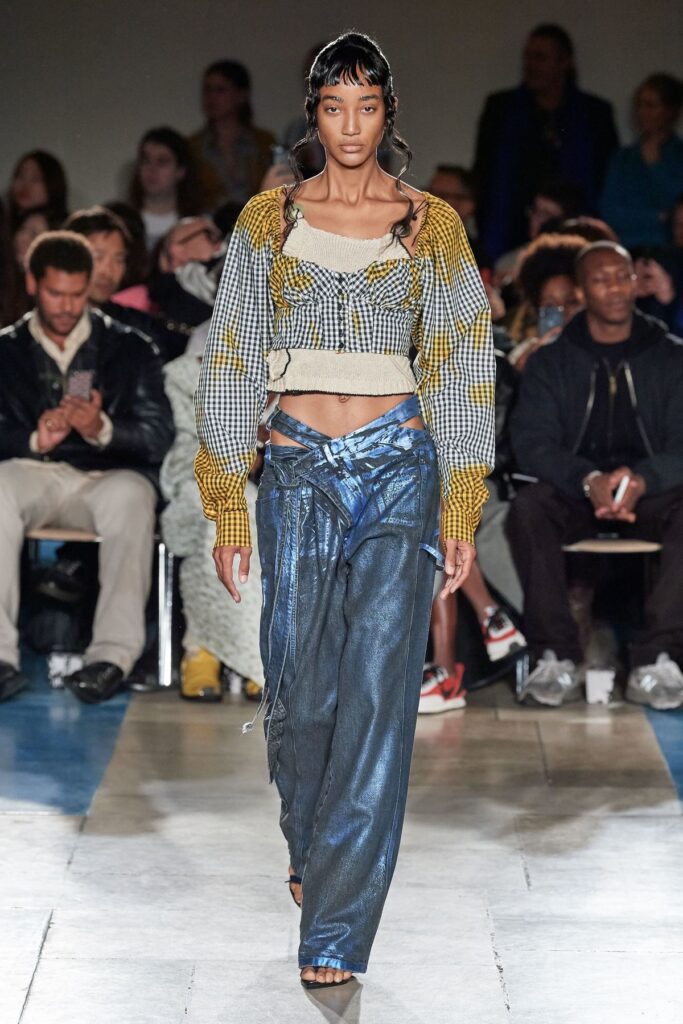 Coated jeans voltam à moda com estética urbana sofisticada