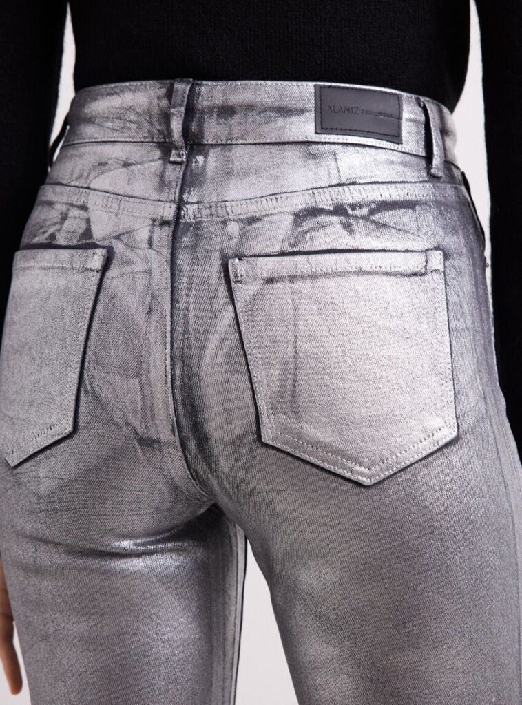 Coated jeans voltam à moda com estética urbana sofisticada