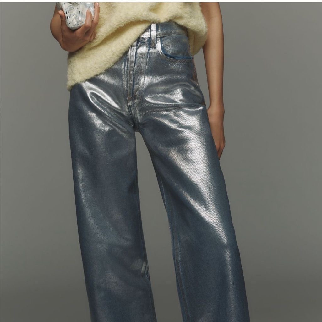 Coated jeans voltam à moda com estética urbana sofisticada