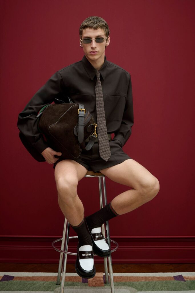 Com comprimento acima do joelho, o shorts masculino curto ganha força como peça-chave da temporada, unindo frescor, atitude e um novo olhar sobre o styling contemporâneo.