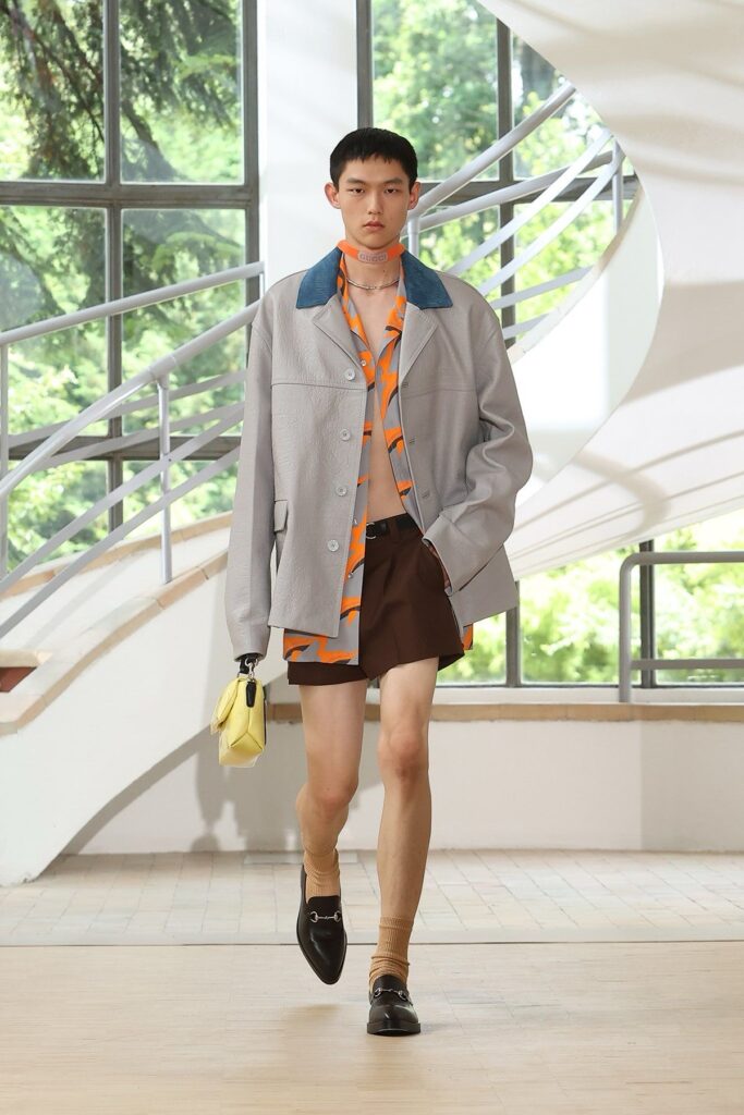 Com comprimento acima do joelho, o shorts masculino curto ganha força como peça-chave da temporada, unindo frescor, atitude e um novo olhar sobre o styling contemporâneo.