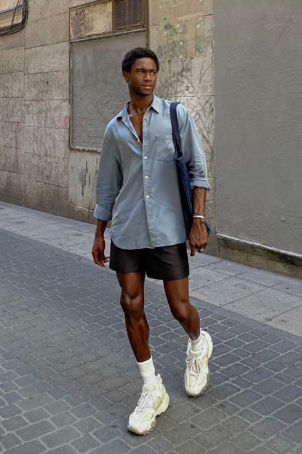 Com comprimento acima do joelho, o shorts masculino curto ganha força como peça-chave da temporada, unindo frescor, atitude e um novo olhar sobre o styling contemporâneo.