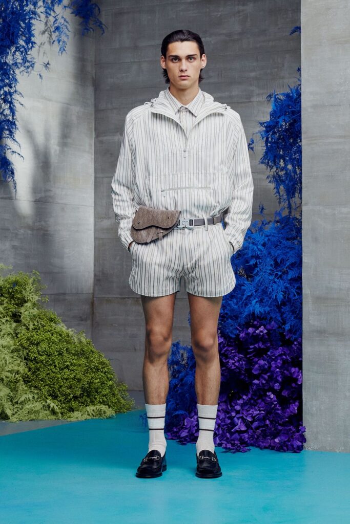 Com comprimento acima do joelho, o shorts masculino curto ganha força como peça-chave da temporada, unindo frescor, atitude e um novo olhar sobre o styling contemporâneo.