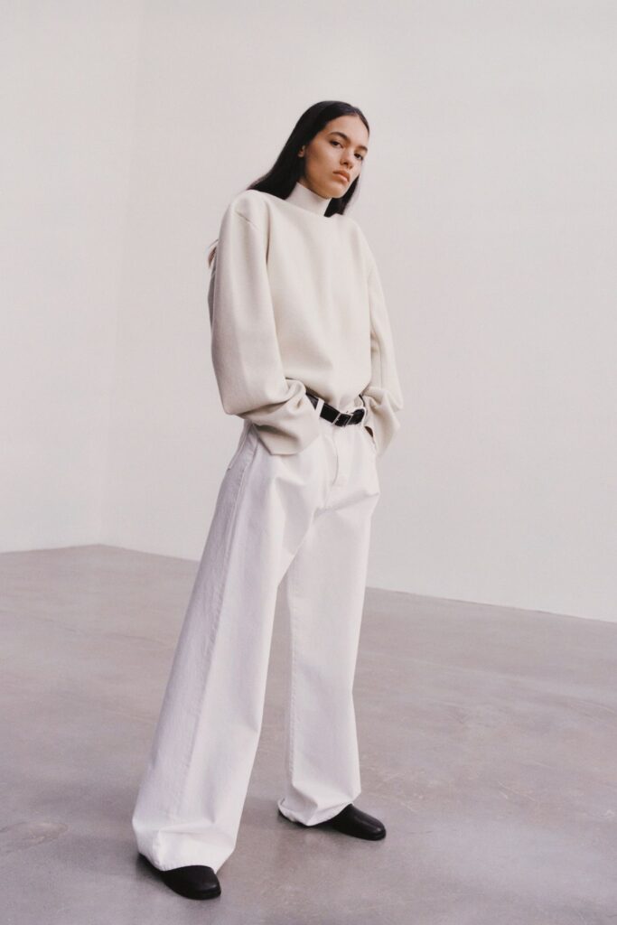 Jeans branco é o fresh hype que domina a moda atual