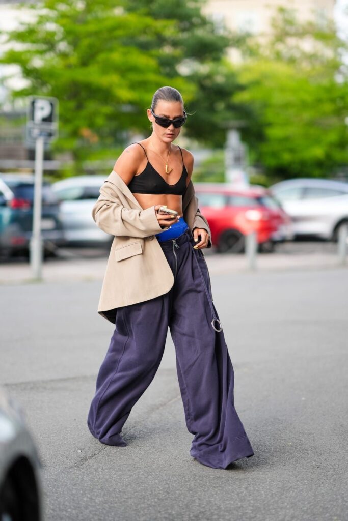 Top biquíni vira peça-chave do street style urbano