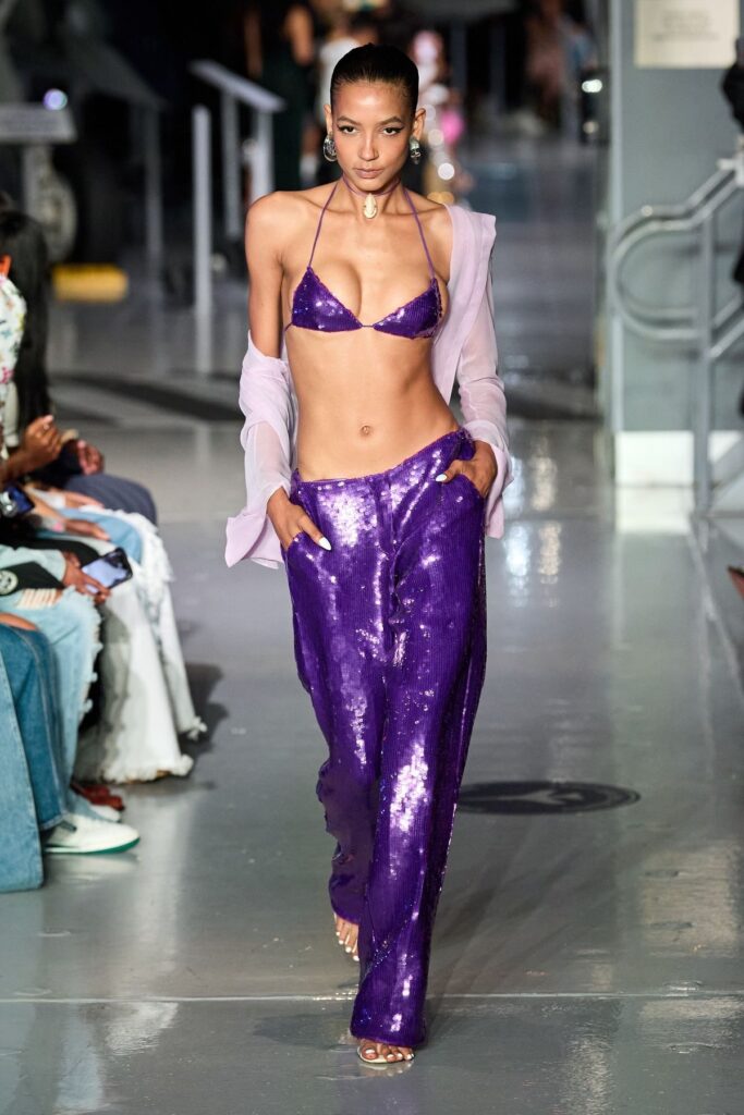Top biquíni vira peça-chave do street style urbano