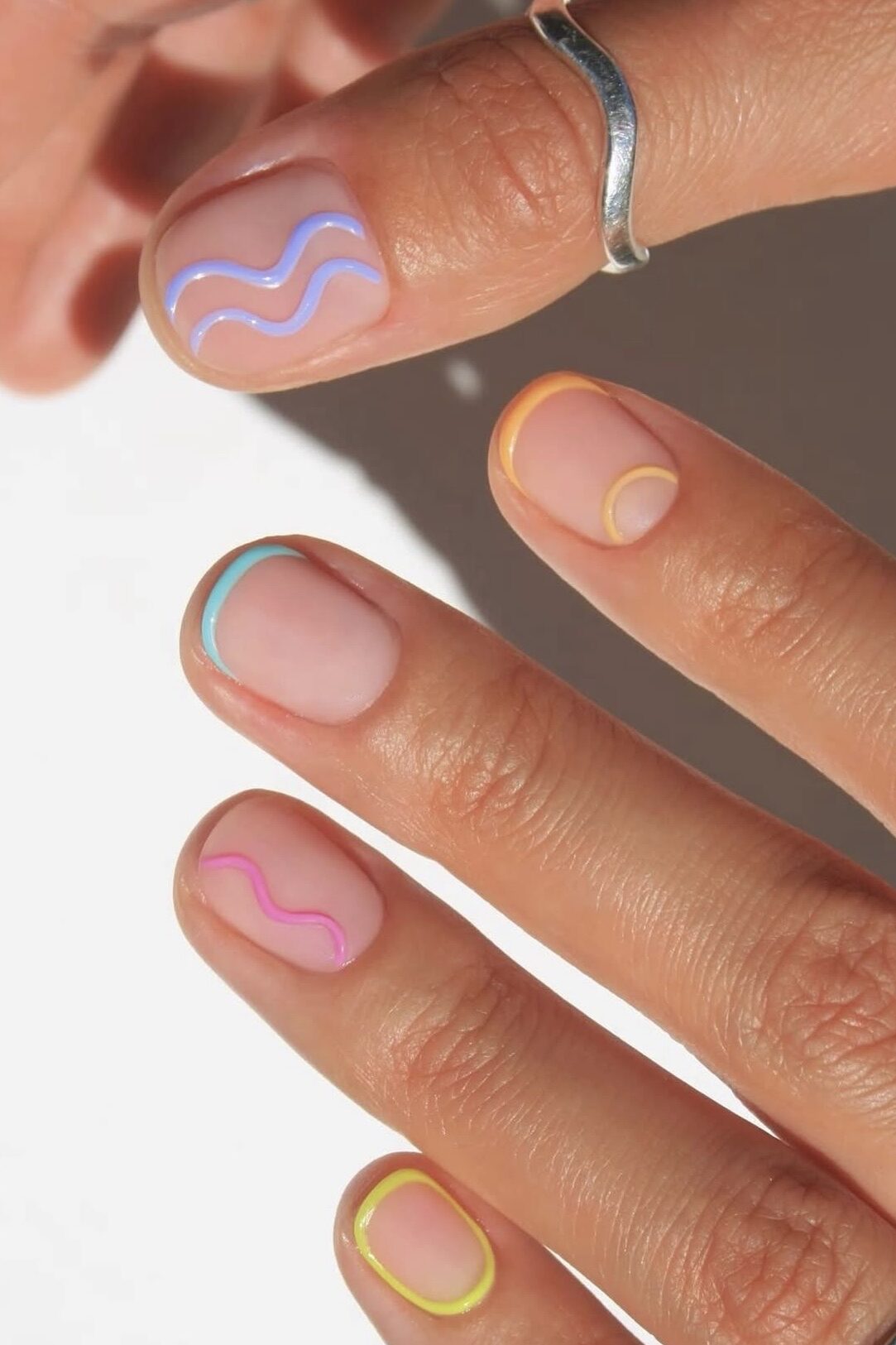 Unhas em tons pastel dominam as nail trends do verão