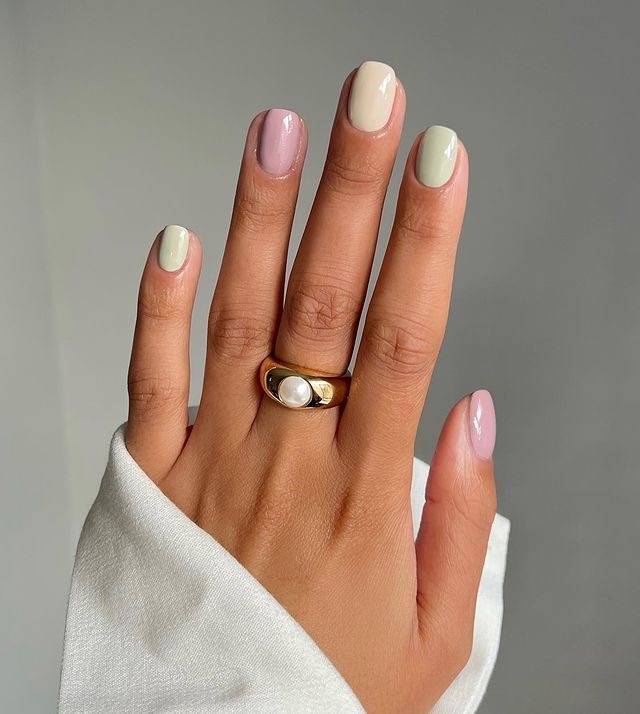Unhas em tons pastel dominam as nail trends do verão