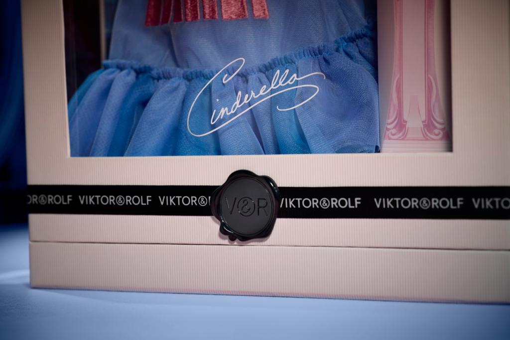 Viktor & Rolf lança boneca de alta-costura da Cinderela em Musée des Arts Décoratifs