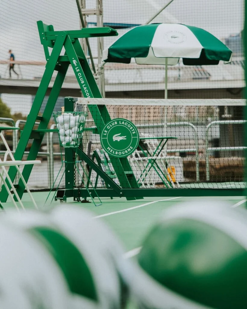 Floating Lacoste Tennis Court em Melbourne transforma o tênis