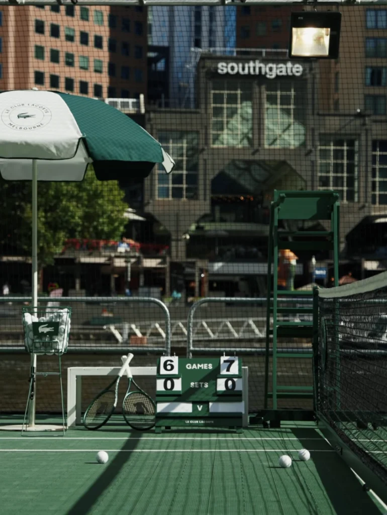 Floating Lacoste Tennis Court em Melbourne transforma o tênis