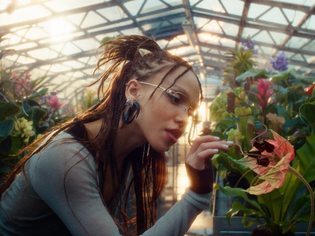 A colaboração FKA Twigs e Gentle Monster apresenta a coleção botânica “Bouquet”