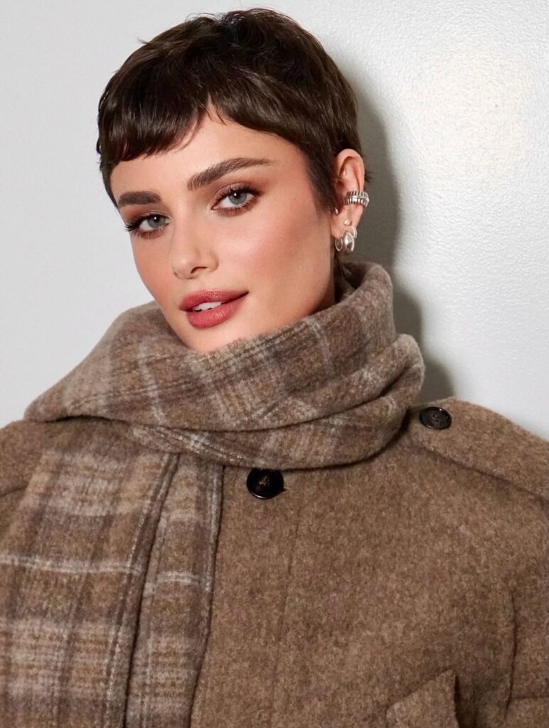 Micro bangs: a tendência segue em alta e redefine o estio da franja curta
