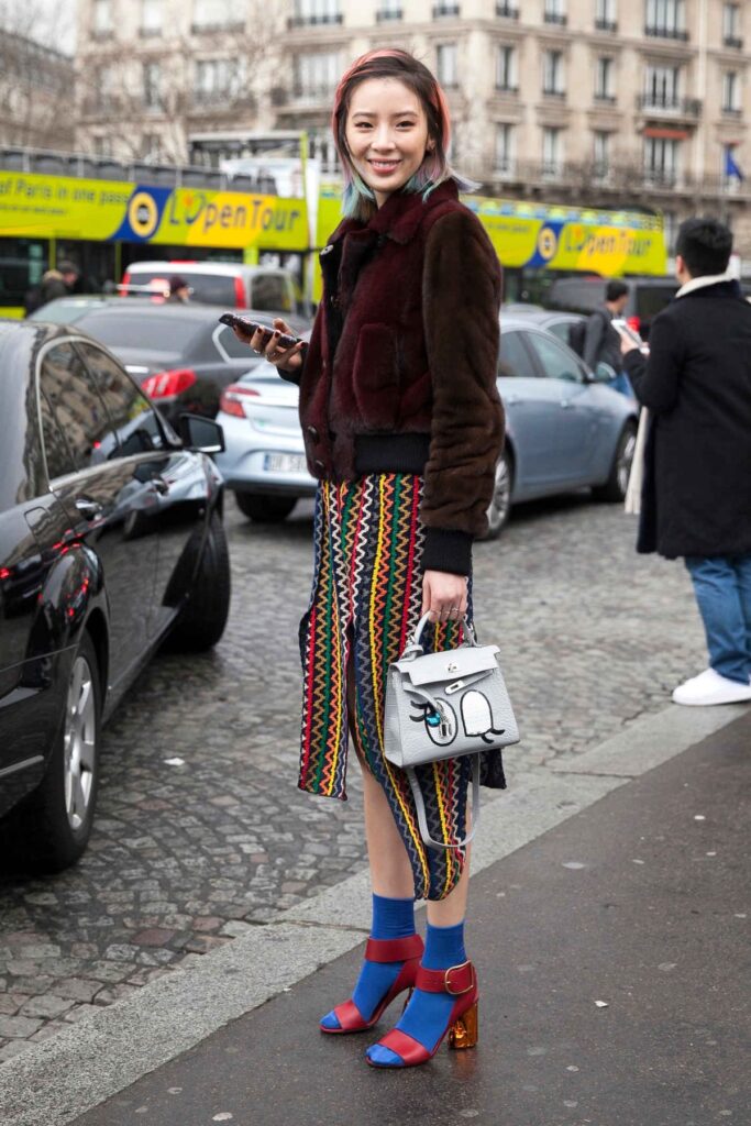 Meia colorida à mostra vira tendência no styling