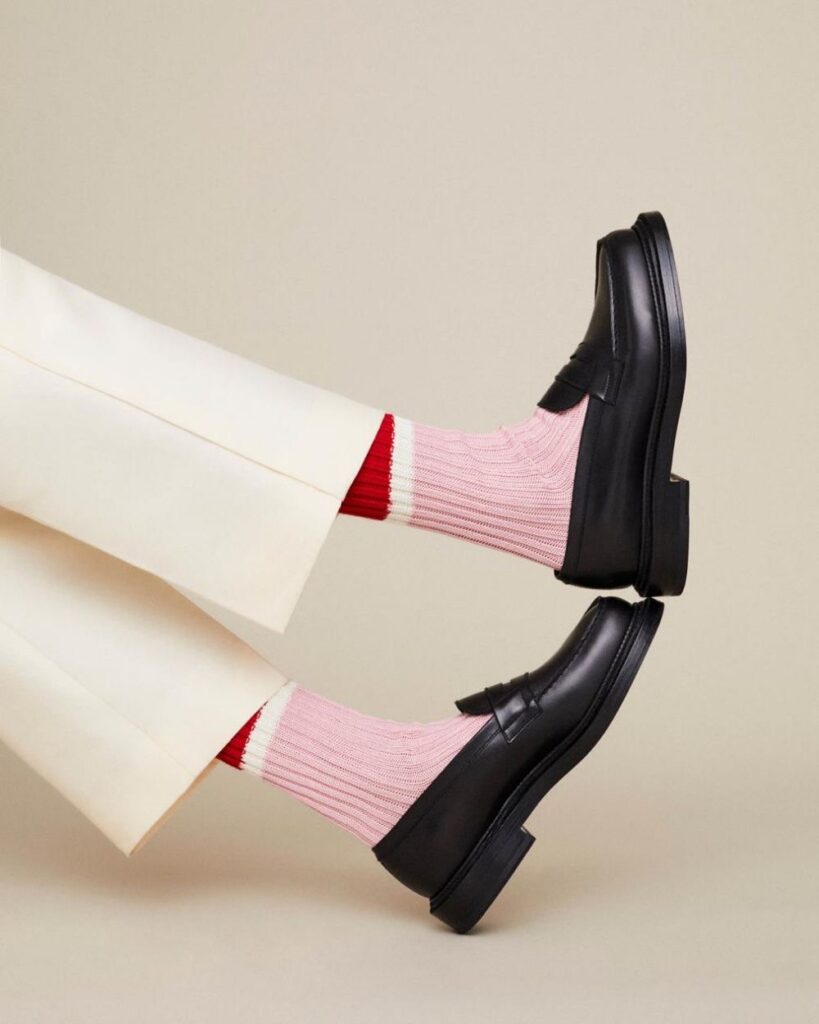 Meia colorida à mostra vira tendência no styling