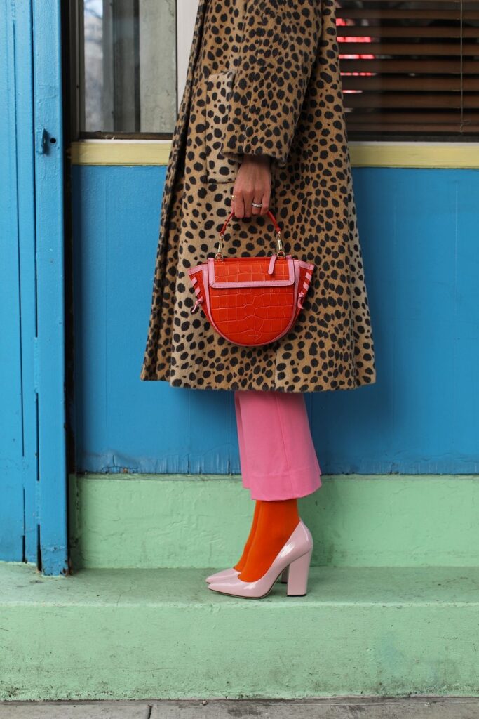 Meia colorida à mostra vira tendência no styling