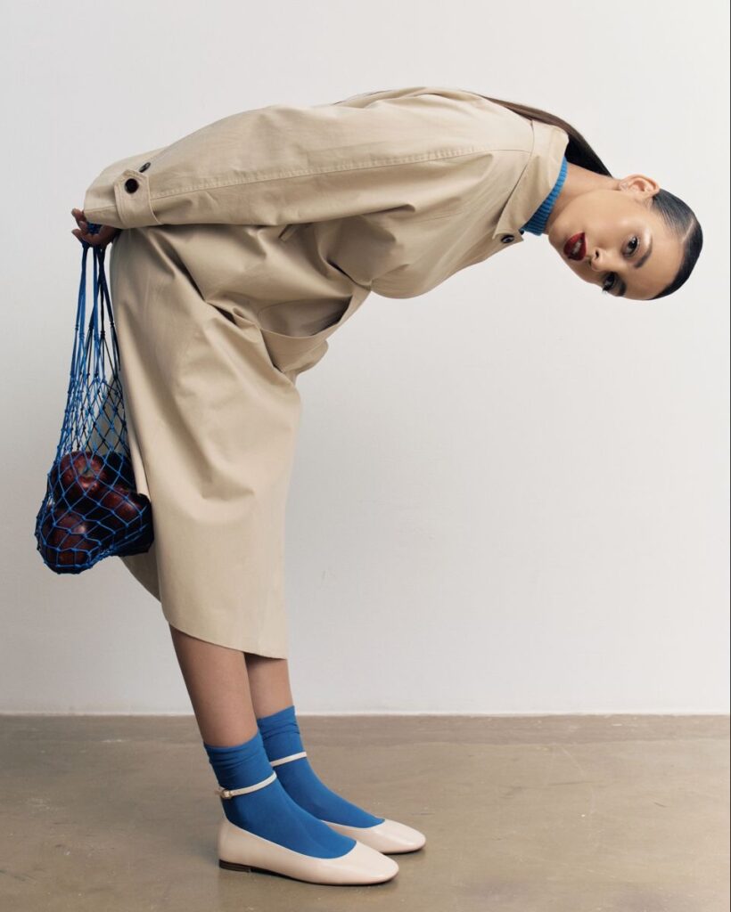 Meia colorida à mostra vira tendência no styling