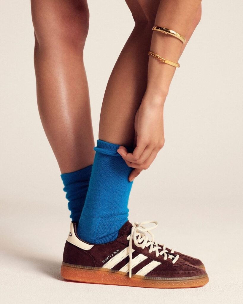 Meia colorida à mostra vira tendência no styling
