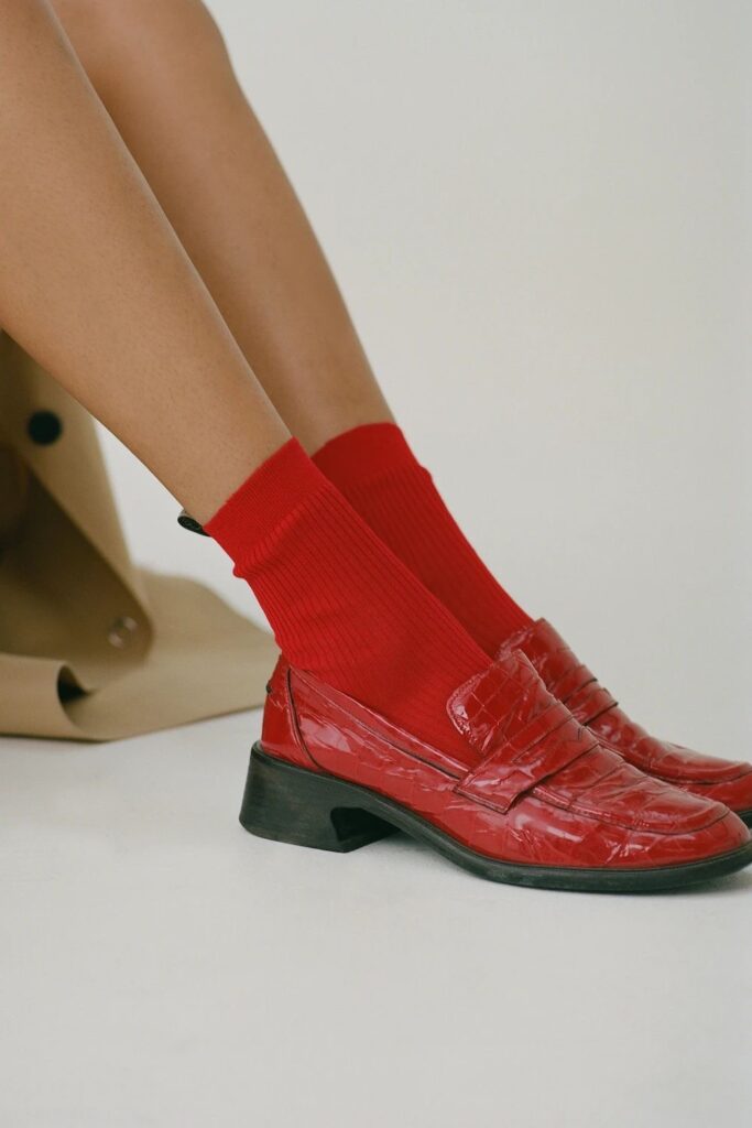 Meia colorida à mostra vira tendência no styling